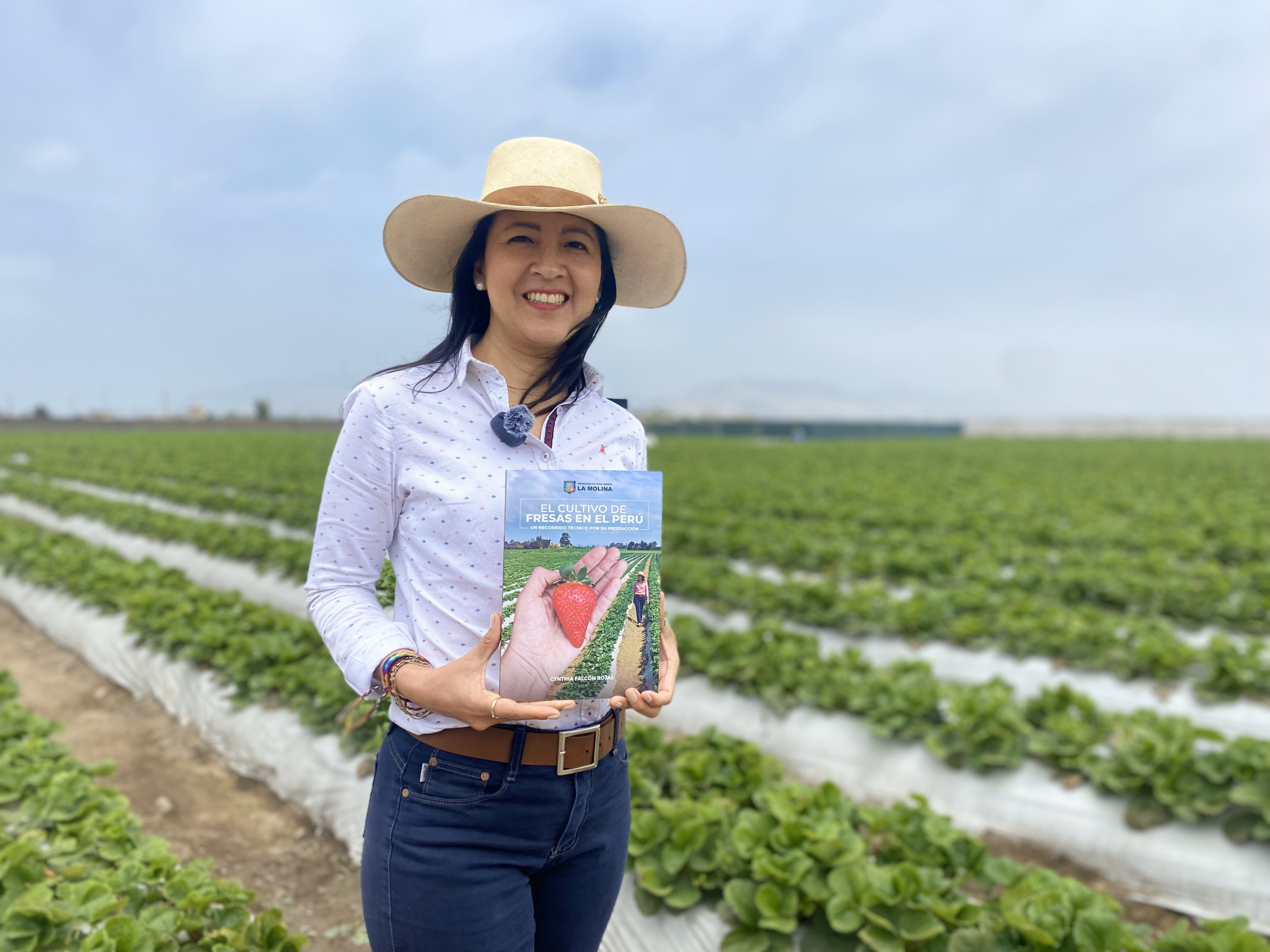 Cynthia Falcon y el Cultivo de Fresas: Hacia una Producción Sostenible y Eficiente