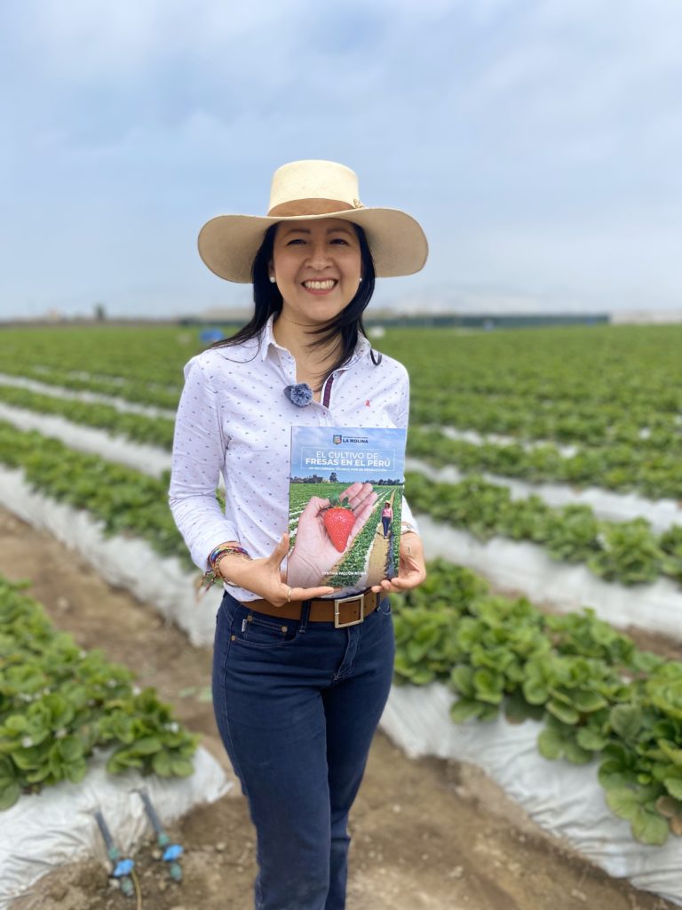 Cynthia Falcon presenta su libro El cultivo de Fresas en el Perú